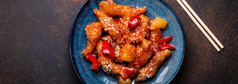 中国人传统的锅菜<strong>汗水</strong>酸深炸鸡蔬菜用旺火炒的菜板