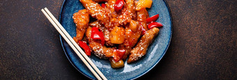 中国人传统的锅菜汗水酸深炸鸡蔬菜用旺火炒的菜板