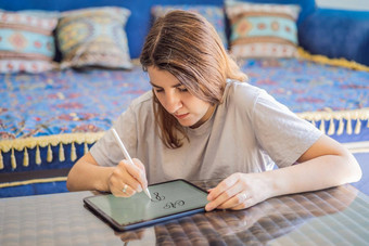 书法家年轻的女人写短语数字平板电脑买或卖股票观赏装饰信书法图形设计刻字笔迹创建