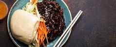 中国人传统的菜甜蜜的酸深炸上釉猪肉蔬菜蒸堡好
