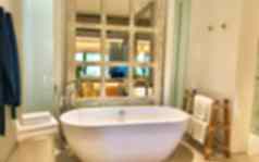 模糊浴室室内背景白色水疗中心毛巾木