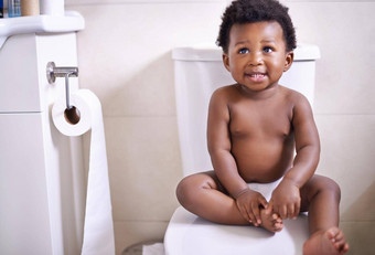 准备好了如厕培训教训可爱的婴儿男孩坐着厕所。。。浴室