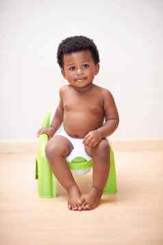 谁大男孩可爱的婴儿男孩坐着如厕培训座位