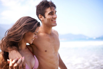 浪漫天堂年轻的夫妇享受海滩度假