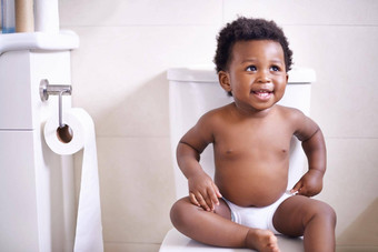 要王牌如厕培训事情可爱的婴儿男孩坐着厕所。。。浴室