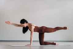 女人棕色（的）西装瑜伽健身房间健康的生活方式健身培训自我保健