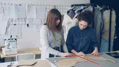 有经验的裁缝教学助理大纲服装模式织物年轻的女人集中过程看小心翼翼地问题