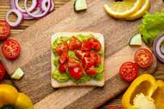 鳄梨西红柿健康的烤面包