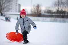 孩子冬天男孩滑雪橇