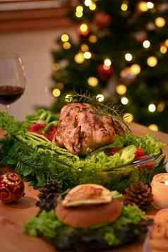 烤感恩节一天火鸡玻璃红色的酒木表格装饰房间圣诞节树