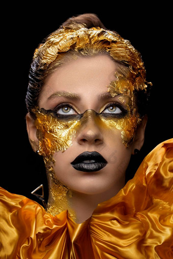 时尚艺术金皮肤模型女孩节日金迷人的闪亮的专业化妆黄金珠宝珠宝配件美丽的金金属身体黑色的嘴唇皮肤