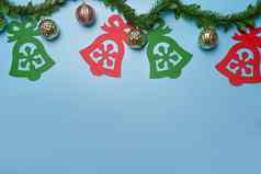 圣诞节饰品冷杉树分支机构蓝色的背景圣诞节一年概念