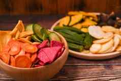 自制的蔬菜芯片木托盘有机饮食素食主义者食物