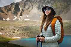 女旅游享受视图山峰岩石湖的想法生态旅游旅行概念