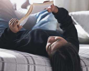 床上书女人阅读放松卧室和平早....首页爱好书安慰黑色的女享受周末文学有趣的休息房子