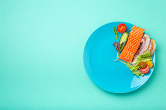 断断续续的禁食低碳水化合物高脂肪饮食概念平躺健康的食物蓝色的板
