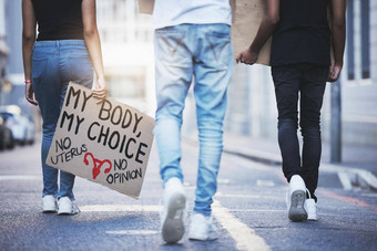 全球自由抗议3月堕胎权利董事会标志激进主义街城市城市为选择为堕胎女赋权的姿势人群战斗改变