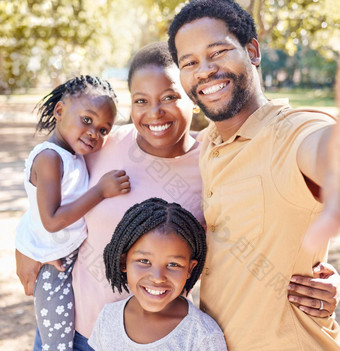 快乐黑色的家庭自拍自然假期假期旅行享受质量<strong>时间</strong>孩子们公园微笑幸福非洲女孩爱采取<strong>图片</strong>妈妈。父亲