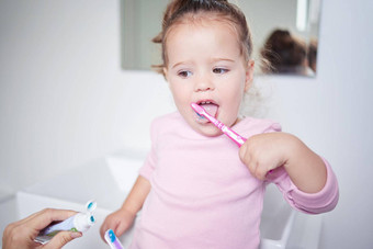 婴儿学习刷牙齿牙科口服卫生牙刷牙膏刷牙牙齿孩子发展例程牙医牙科牙齿清洁年轻的孩子们