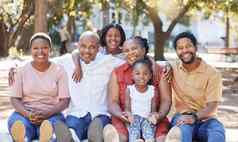 快乐肖像黑色的家庭自然妈妈。爷爷奶奶孩子们微笑父亲妈妈爸爸孩子们爱质量时间高级非洲女人公园夏天假期