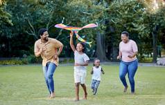 黑色的家庭风筝户外有趣的父母孩子们有趣的玩公园自然能源爱运行活跃的成键男人。女人孩子们