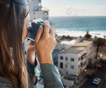 旅行视图女人相机酒店采取图片城市建筑海洋假期摄影师女孩阳台采取照片快乐内存记忆时刻