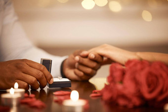 环手订婚夫妇日期订婚了未婚夫烛光爱问题婚姻建议男人。女人餐厅浪漫