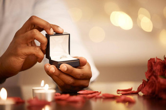 订婚珠宝建议婚礼环礼物庆祝活动公告浪漫的日期保存日期爱现在钻石珠宝承诺惊喜