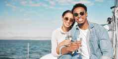 夫妇太阳镜奢侈品游艇旅行香槟户外丰富的经验海洋夏天假期年轻的女人快乐假期男人。丰富的微笑财富生活方式海