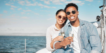 夫妇太阳镜奢侈品游艇旅行香槟户外丰富的经验海洋夏天假期年轻的女人快乐假期男人。丰富的微笑财富生活方式海