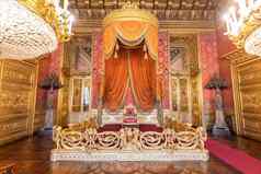 宝座房间室内椅子奢侈品宫红色的黄金古董巴洛克式的风格