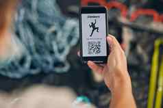 代码电话手登山者注册互联网冒险徒步旅行徒步旅行自然手人签署扫描条形码山攀爬移动智能手机技术