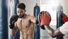 拳击垫体育男人。健身房锻炼训练个人教练专家比赛强大的肌肉发达的艰难的综合格斗运动员健身实践幸福穿孔纪律
