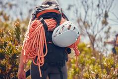体育山攀爬人徒步旅行携带设备绳子头盔户外自然冒险体育运动健身成人爬旅程徒步旅行森林