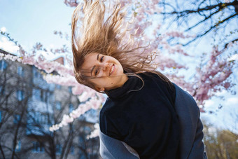 <strong>樱花</strong>分支机构花树城市街道快乐女人女孩旋转街盛开的<strong>樱花</strong>华丽的时尚女孩在户外<strong>樱花</strong>树花朵