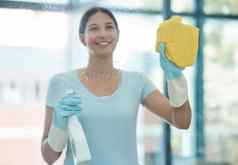 首页窗口女人清洁房子窗户玻璃洗更清洁的喷雾春天清洁工作快乐女仆工人员工工作人员微笑忙工作家庭使整洁
