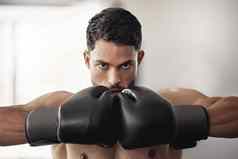 健身健康男人。手套拳击健身房锻炼锻炼培训拳击手建筑肌肉强度权力综合格斗动机体育健康的竞争战斗机