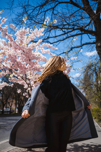 <strong>樱花</strong>分支机构花树城市街道快乐女人女孩旋转街盛开的<strong>樱花</strong>华丽的时尚女孩在户外<strong>樱花</strong>树花朵