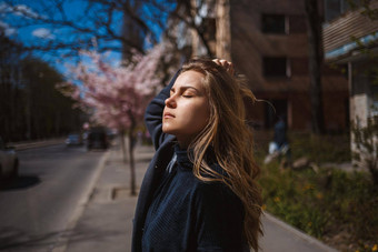 <strong>樱花</strong>分支机构花树城市街道快乐女人女孩旋转街盛开的<strong>樱花</strong>华丽的时尚女孩在户外<strong>樱花</strong>树花朵