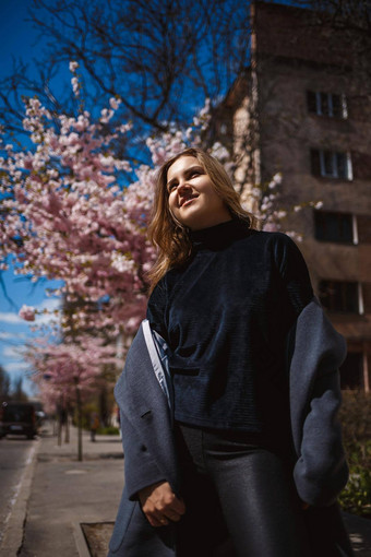 <strong>樱花</strong>分支机构花树城市街道快乐女人女孩灰色的调色板走小巷盛开的<strong>樱花</strong>华丽的花俏的女孩在户外<strong>樱花</strong>树盛开的