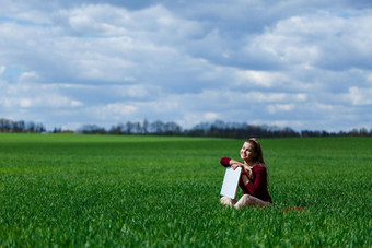 年轻的成功的女人坐着绿色草移动PC手休息好工作一天工作自然学生女孩工作隐蔽的的地方工作场所自然