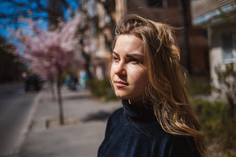 樱花分支机构花树城市街道快乐女人女孩旋转街盛开的樱花华丽的时尚女孩在户外樱花树花朵