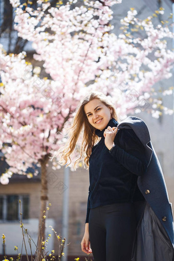 <strong>樱花</strong>分支机构花树城市街道快乐女人女孩灰色的调色板走小巷盛开的<strong>樱花</strong>华丽的花俏的女孩在户外<strong>樱花</strong>树盛开的