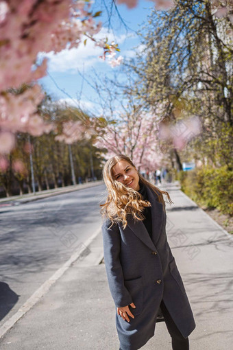 <strong>樱花</strong>分支机构花树城市街道快乐女人女孩旋转街盛开的<strong>樱花</strong>华丽的时尚女孩在户外<strong>樱花</strong>树花朵