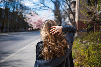 <strong>樱花</strong>分支机构花树城市街道快乐女人女孩旋转街盛开的<strong>樱花</strong>华丽的时尚女孩在户外<strong>樱花</strong>树花朵