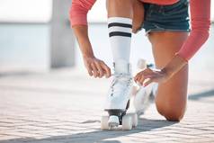 滑冰鞋子女人体育运动健身运动员海滩木板路开始滑冰体育锻炼培训健康的女夏天一天工作溜冰者锻炼有氧运动