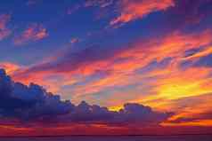 美丽的橙色紫色的天空云日落