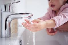 手水清洁女孩妈妈。洗手利用卫生环境卫生科维德首页孩子们健康梳理浴室房子