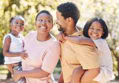 黑色的家庭自然父母携带孩子们成键支出免费的时间阳光明媚的一天支持爱快乐有爱心的男人。女人走公园可爱的女孩