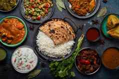 各种各样的印度少数民族食物自助餐乡村混凝土表格